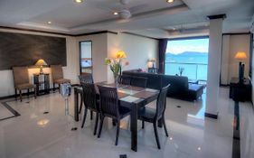 Emerald Beach-Front Apartments Fishermans Village